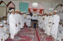 Huzoor-e-'Aali Saiyedna saheb (tus) giving Sharaf of Najwaa to Anjuman members of Azaa-e-Husain